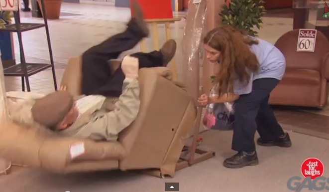 Clip hai: Chiec ghe hai chu hinh anh