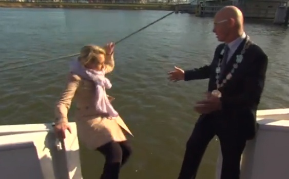 MC nga lon co xuong nuoc hinh anh