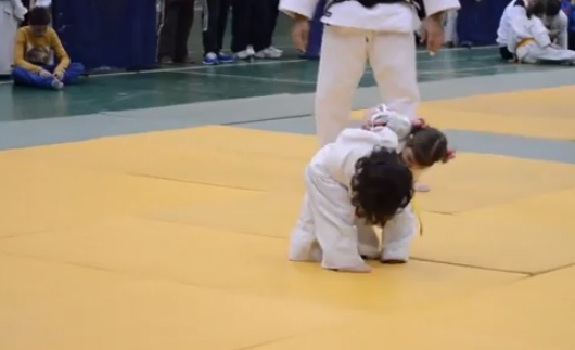 Man dau vo sieu hai cua 2 vo si nhi hinh anh