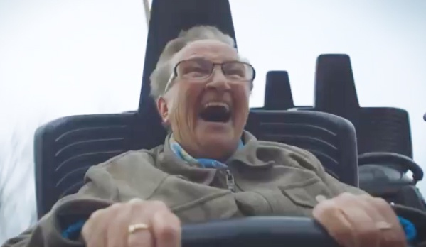 Cu ba di tau luon sieu toc hinh anh