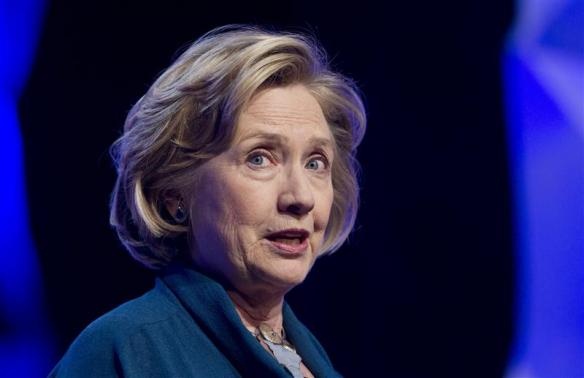 Ba Hillary Clinton bi nem giay hinh anh