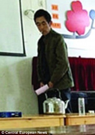 Tieu tien vao phich nuoc dong nghiep, thay giao bi bat hinh anh