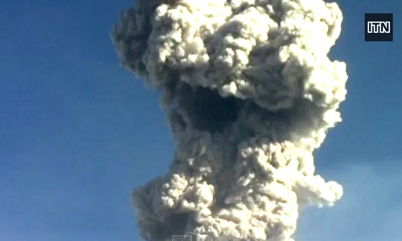 Cot khoi 4 km boc len tu mieng nui lua Peru hinh anh