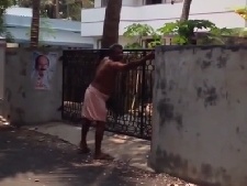 Chet cuoi voi nguoi dan ong choi phao hinh anh