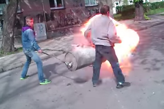 Clip hai: Sung than cong tu che hinh anh