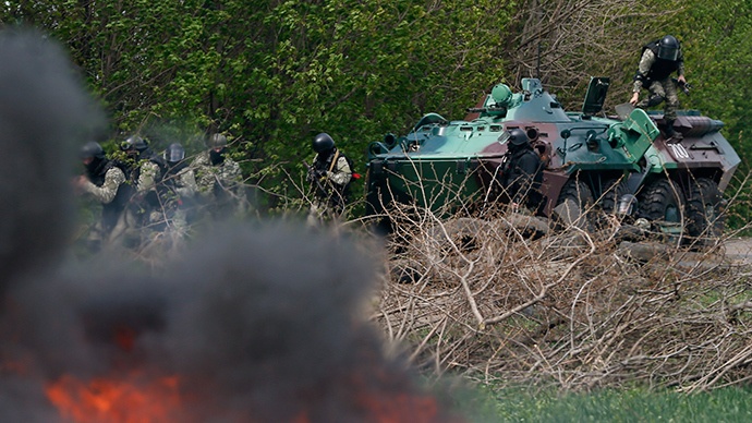 Xe boc thep Ukraina tan cong Slaviansk hinh anh