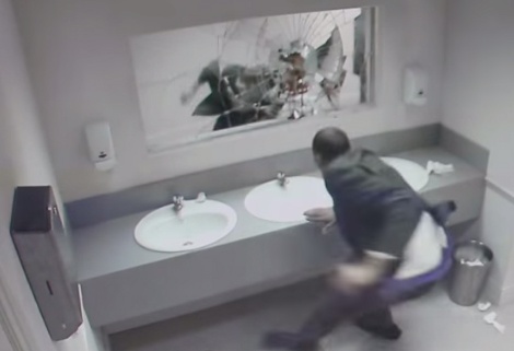 Tro dua kinh di trong nha ve sinh hinh anh