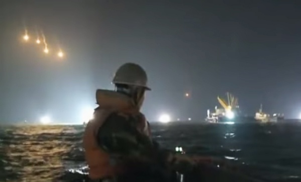 Video tim kiem nan nhan pha Sewol duoi nuoc hinh anh