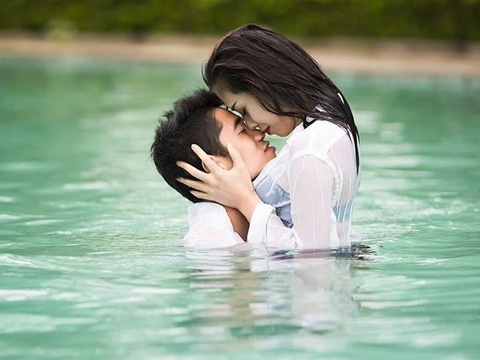 Cau thu HAGL tinh tu voi nguoi dep ben be boi hinh anh