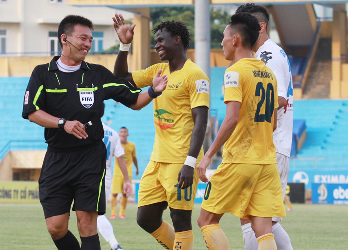 Mot tran cau o V.League co toi 4 qua penalty hinh anh