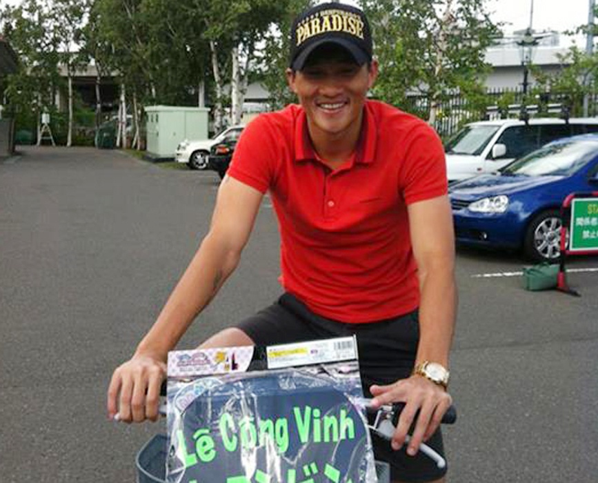 Cong Vinh duoc fan Nhat tang qua hinh anh