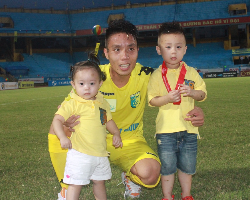 Cau thu Ha Noi T&T mang thien than nho di nhan Cup hinh anh