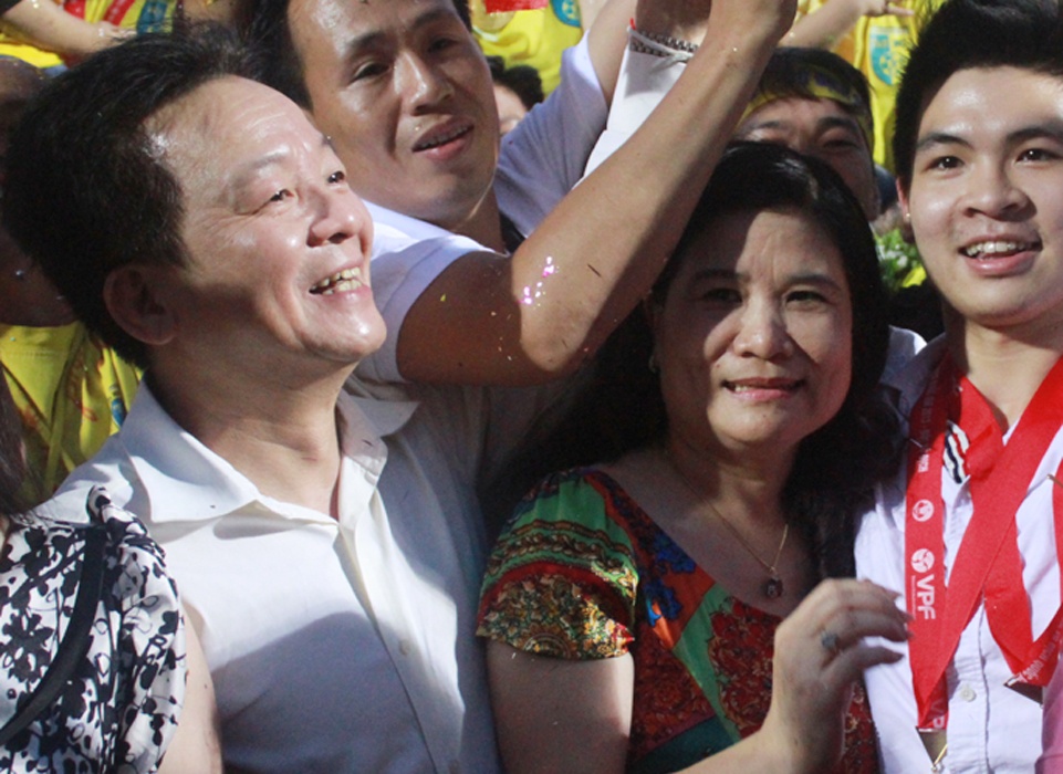 Bau Hien dua ca gia dinh den Hang Day nang Cup vo dich hinh anh