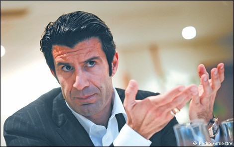 Figo bat tay voi xa hoi den buon vang hinh anh