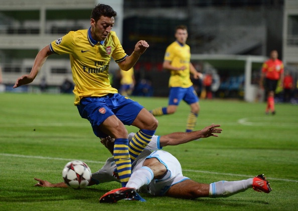 Arsenal thang nghet tho tren dat Phap hinh anh