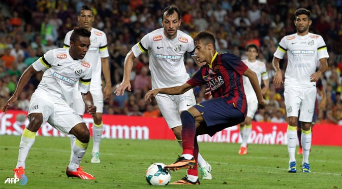 Neymar bi chat chem nhieu gap 3 lan Messi hinh anh