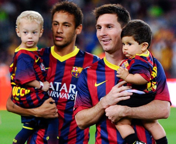 Messi va Neymar cung nhau khoe quy tu hinh anh