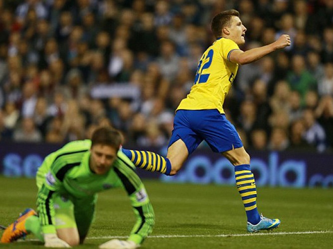 Arsenal chat vat gianh ve di tiep tai League Cup hinh anh