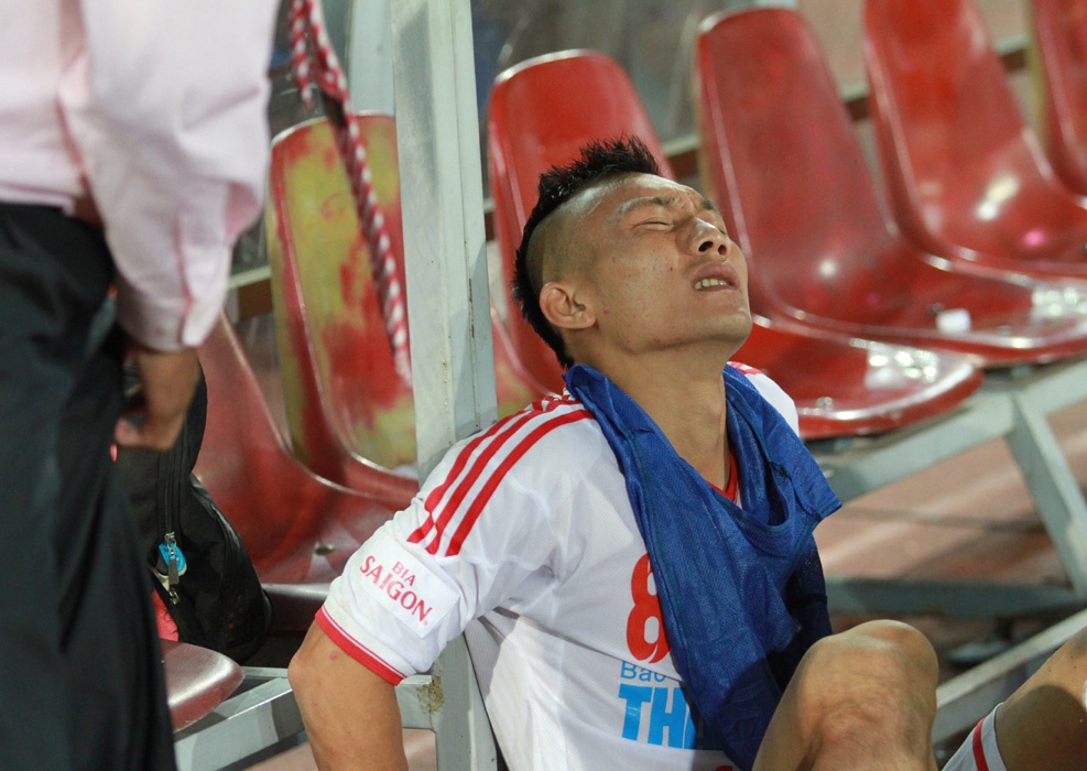 Cau thu Hai Phong rot nuoc mat vi dinh chan thuong hinh anh