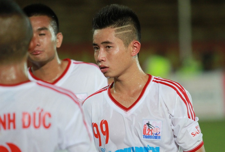 Cau thu Hai Phong cat toc ca tinh de da cho sung hinh anh