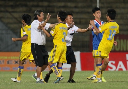 Tan binh Vinh Long gay soc o giai U21 quoc gia hinh anh