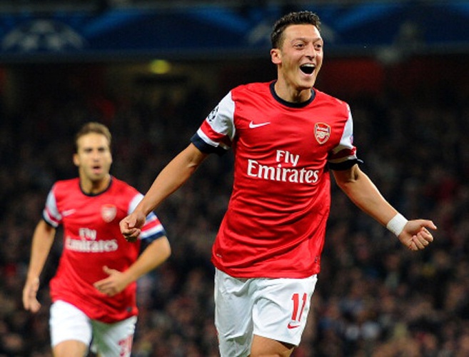Oezil toa sang giup Arsenal chiem ngoi dau bang tu than hinh anh