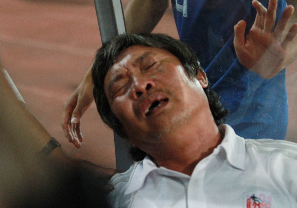 HLV Vinh Long ngat xiu khi doi nha vao chung ket hinh anh