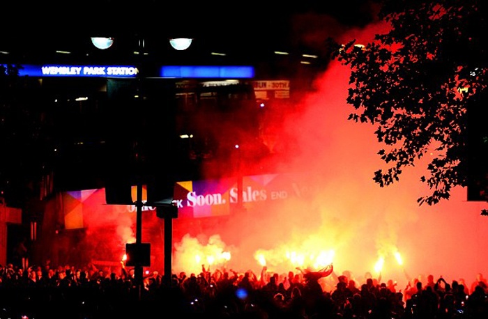 CDV Ba Lan lam nao loan san Wembley hinh anh