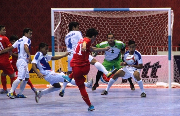 4 tuyen thu Viet cung lap cu dup trong mot tran dau hinh anh