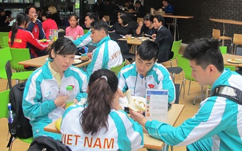 VDV Viet an buffet, uong thuoc bo chuan bi cho SEA Games hinh anh