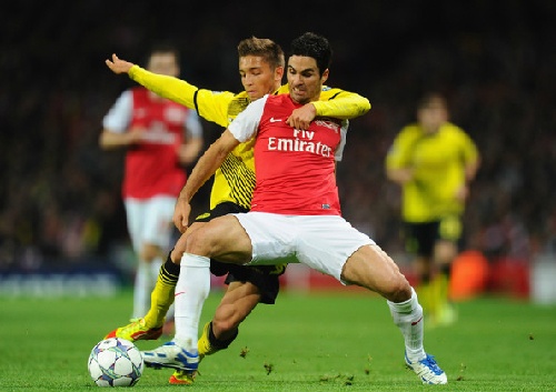 Arsenal que quat toi hiem dia Signal Iduna Park hinh anh