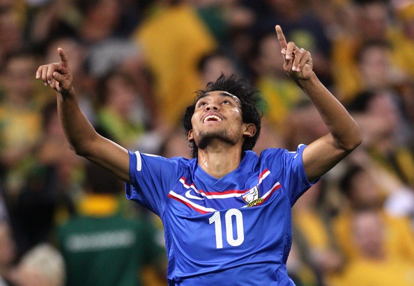 Tuyen thu Thai da cap cung chan sut 'khung' hon Messi hinh anh