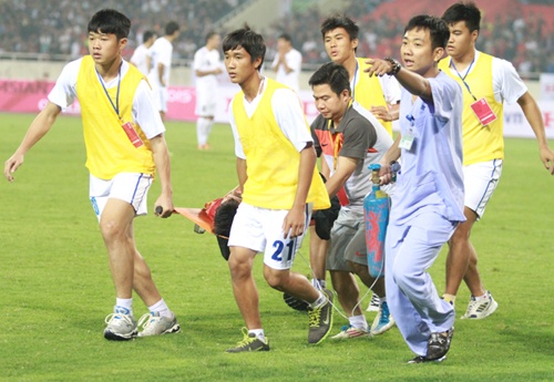 Tuyen thu Viet bat tinh trong tran dau voi Uzbekistan hinh anh