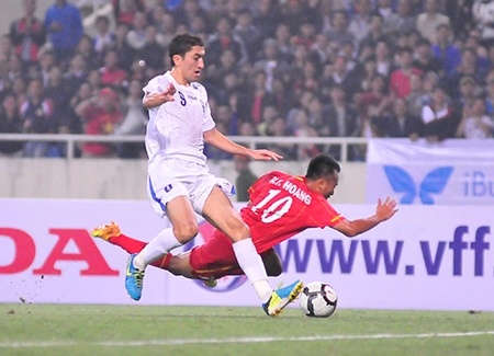 Mat nguoi tu phut thu 7, DT Viet Nam thua tham tren dat UAE hinh anh