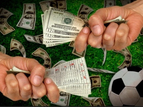 Ba cau thu o Anh bi bat vi ban do hinh anh