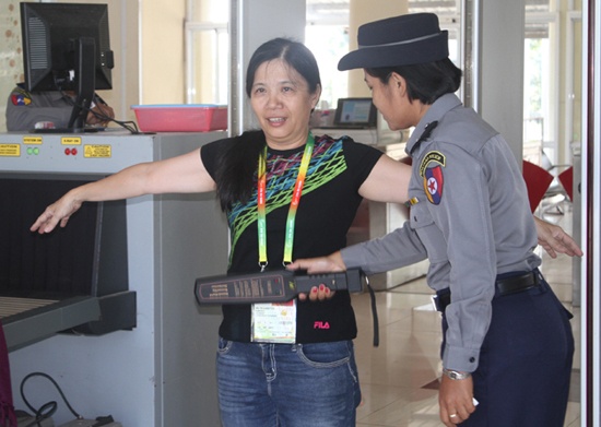 Canh sat Myanmar tang cuong chong khung bo dip SEA Games hinh anh