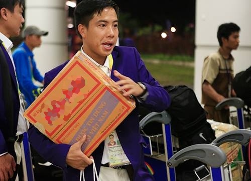 U23 Viet Nam lo het luong thuc mang tu Viet Nam sang hinh anh