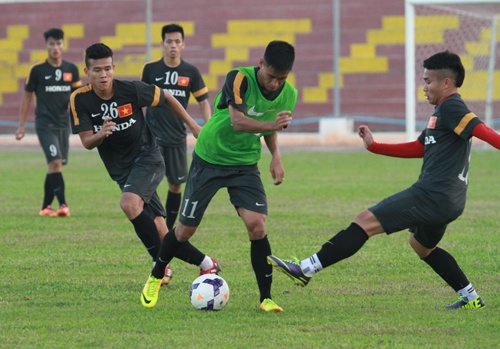 Clip buoi tap dau tien cua U23 Viet Nam tren dat Myanmar hinh anh