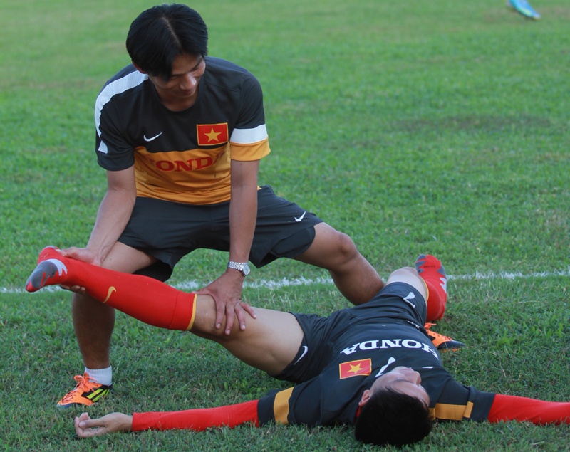 Ngay lam viec 'het cong suat' cua bac si U23 Viet Nam hinh anh