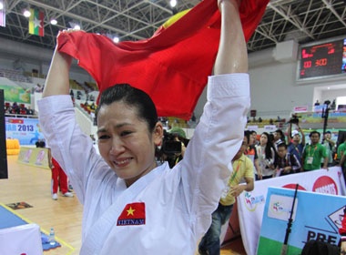 Man an mung HCV dam nuoc mat cua 'nu hoang kata Viet Nam' hinh anh