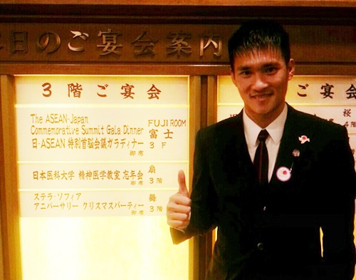 Cong Vinh khoe anh du tiec cung Thu tuong Nhat hinh anh