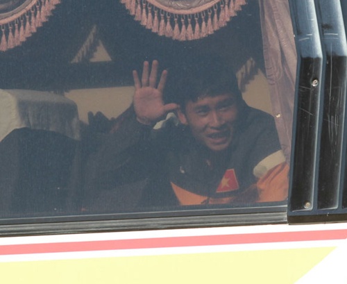 U23 Viet Nam lang le roi Myanmar tren chiec xe khach cu hinh anh