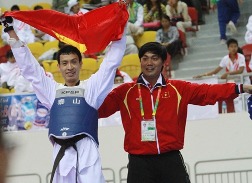 Huynh Chau gui HCV SEA Games tang nguoi ban vua qua doi hinh anh