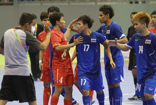 Cau thu Viet Nam va Thai Lan suyt danh nhau hinh anh