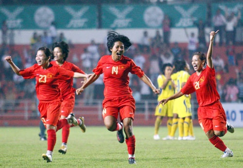 Lich thi dau SEA Games 20/12: Nong 3 tran chung ket bong da hinh anh