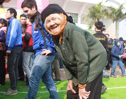 Cu gia, tre em xep hang xem Cup vang World Cup hinh anh