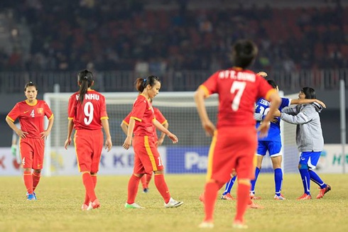 DT nu Viet Nam buc xuc chuyen chia thuong hinh anh