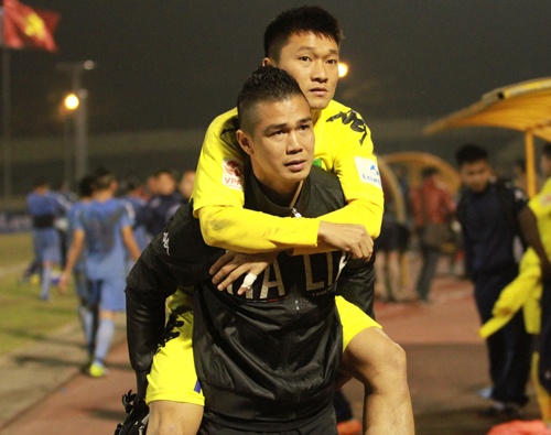 Cau thu SLNA phai nho dong doi cong roi san hinh anh