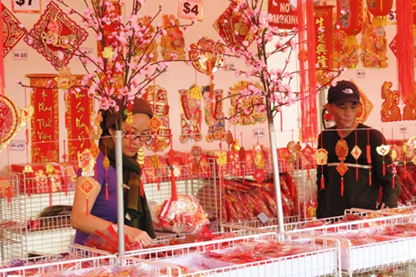 Nguoi Viet o Little Saigon dieu hanh don Tet hinh anh