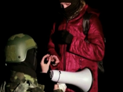 Nguoi bieu tinh mac ao chong dan cau hon nguoi yeu hinh anh